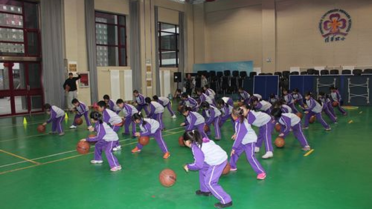 首都体育学院领导莅临我校观摩实习生体育教学