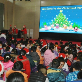 我校开展丰富多彩的圣诞庆祝活动