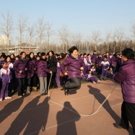 我校开展2011年“迎元旦”教职工跳绳比赛
