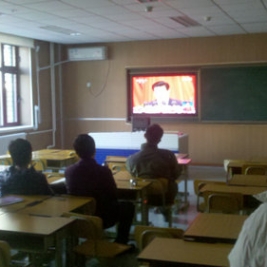 附小党员积极收看十八大开幕式