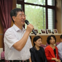 我校举行2012-2013学年第二学期校级家委会沙龙