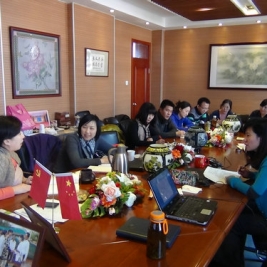 清华附小领导班子利用周末研究课程改革