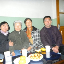 附小离退休领导小组看望老教师