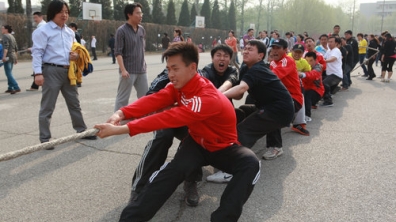 附小教师积极参与大学拔河比赛
