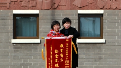 我校学生拾金不昧传佳话