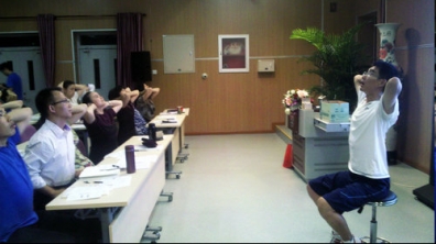 附小工会积极开展颈椎操练习