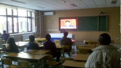 附小党员积极收看十八大开幕式