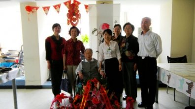 看望附小退休的百岁老教师