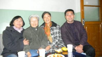 附小离退休领导小组看望老教师