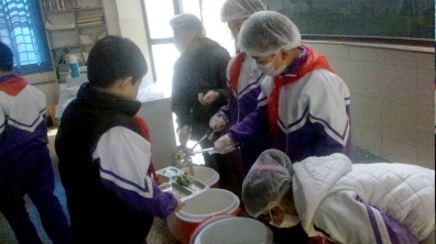 我校在一、二年级也开始试行采用“午餐自助模式”