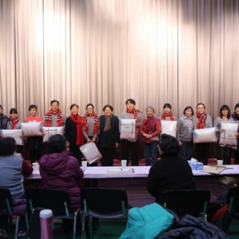 九位走进幸福婚姻殿堂的老师们接受全校师生的祝福