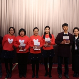 2013年新入职的教师接过学校赠与的图书