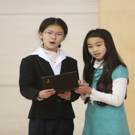 经理和秘书在旁边窃窃私语