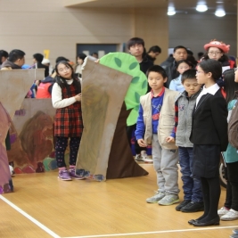 比赛结束,队员们和裁判阐述自己对赛题的解读,王文馨同学的半张脸还藏在道具后面