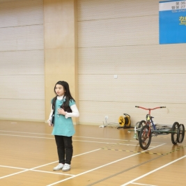 表演开始了,我们的小队员是多么的落落大方,毫不怯场