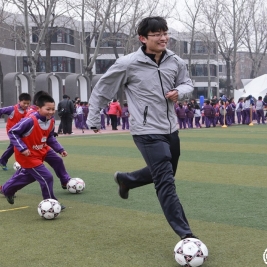 瞧，百米冠军胡凯果然快！