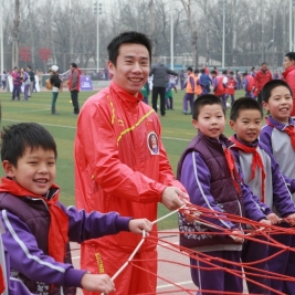 体操冠军肖钦与学生一起享受体育的快乐