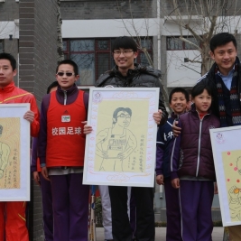 瞧，我们送冠军的素描像