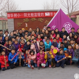 看望养老院爷爷奶奶