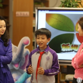 主持人阳光、杜悦与孩子们一起游戏1