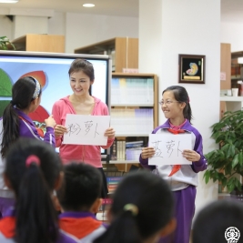 主持人阳光、杜悦与孩子们一起游戏3