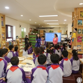 主持人阳光、杜悦与孩子们一起游戏2