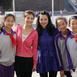 主持人阳光、杜悦与孩子们