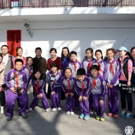 栏目组全体成员与附小学生合影