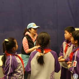 节目组导演与孩子们交流