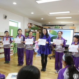 主持人阳光、杜悦与孩子们一起游戏4