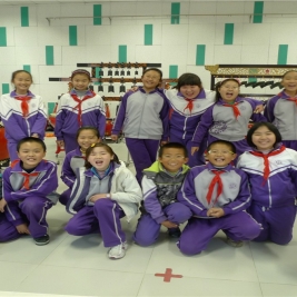 劳动最光荣——我校金帆民乐团学生干部打扫排练厅