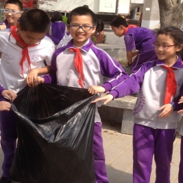 看,我们捡了这么多垃圾