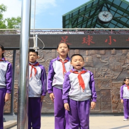 每周之星之我是升旗手——二(5)朱宁