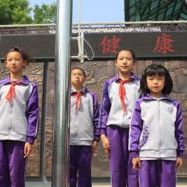 每周之星之我是升旗手——一(8)张舍得