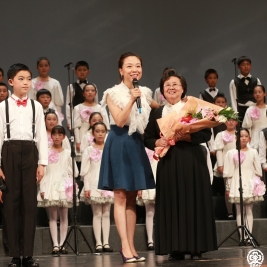 合唱团创始人毕可纫老师现场指挥并接受大家的祝福