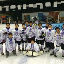 我校冰球队首次出战喜获亚军