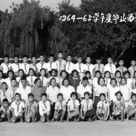 1965届实验班六六班毕业照,后排右一为作者,第二排右三邱树俊老师,右四张国惠老师