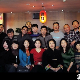 男生左起:居军、贾晓光、王晞、梅继军、贾晓明、宋鸿宾、邢成武、李德良、王克忠、田文、于智彬、刘力。女生左二起:吴玉梅、谢琛、高兴华、郭晴丽、赵佳、赵艳玲、安坤革