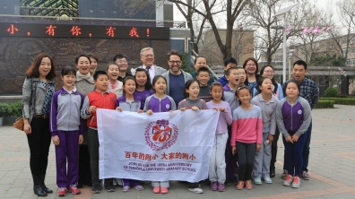 英国著名音乐剧导演皮特.怀特光临我校指导Annie剧组