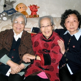 周友樟(左)和冯钟潮(右)2009年看望朱鑑荣老师