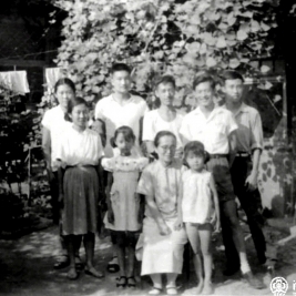 1963年小学同学探望李老师时的合影。前中:李葆淑老师;同学自左起:王易昆、曹瑛、施鹏飞、阮长川、郑绥滨、朱天相