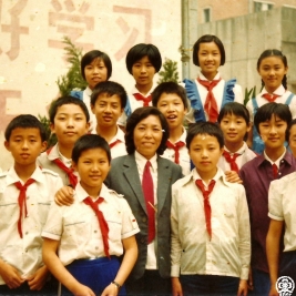 小学毕业时和教导主任邱老师、同学们的合影