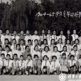 作者所在班级毕业留影。第2排左4是王淑华老师,左5是朱鑑荣主任,左6是顾蔚云校长,左7是尚复珍副校长,左8是李逸老师,右1是关永长老师,第3排右3为作者