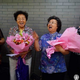 同学们要求毕老师指挥我们唱起上学后教给我们的第一首歌《太阳当空照》