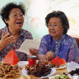 郭淑敏老师准备了讲稿激动地与分别47年的学生交流