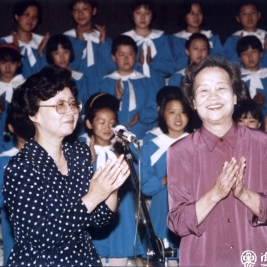 作者被评为美育先进工作者时与彭光玺(右)老师在一起