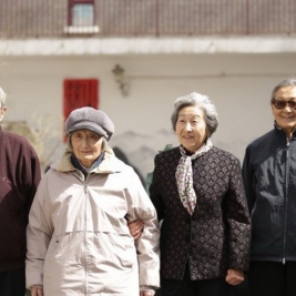 左起:袁鼎、 袁疆、 袁钢、 袁扬