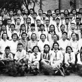 第3排左11为作者,右3为谢老师,这是已快毕业时的照片