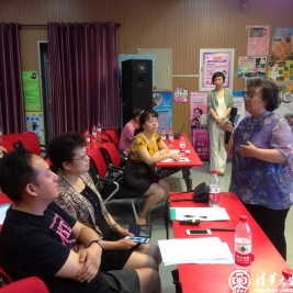 左起:校友联合合唱团副团长张璐校友、秘书长刘欣老师、副团长罗春雪校友