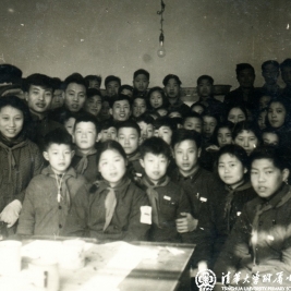 1952年我们在听劳模作报告。前排左起第二人是黄二陶。我呢?难找了。在倒数第二排正当中瞪眼的那位。